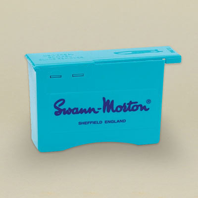 Scalpel blade remover unit