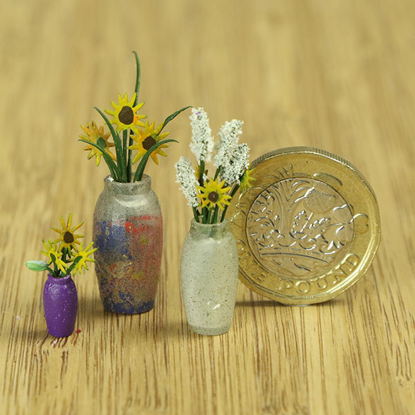 Model flower vase arrangement