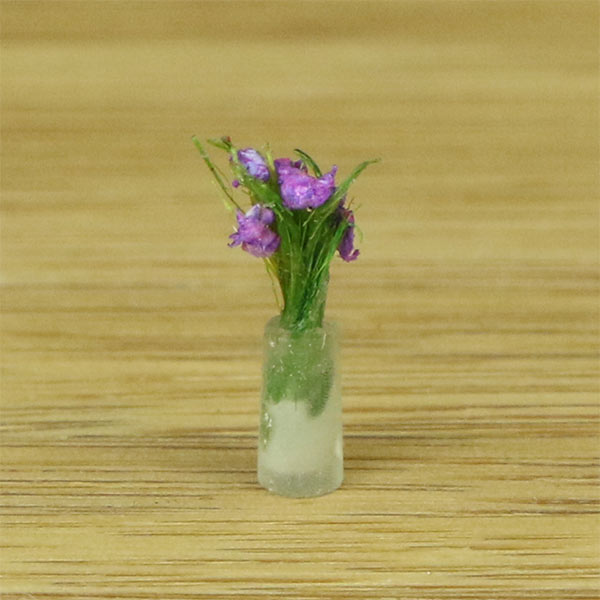 Model flower vase arrangement